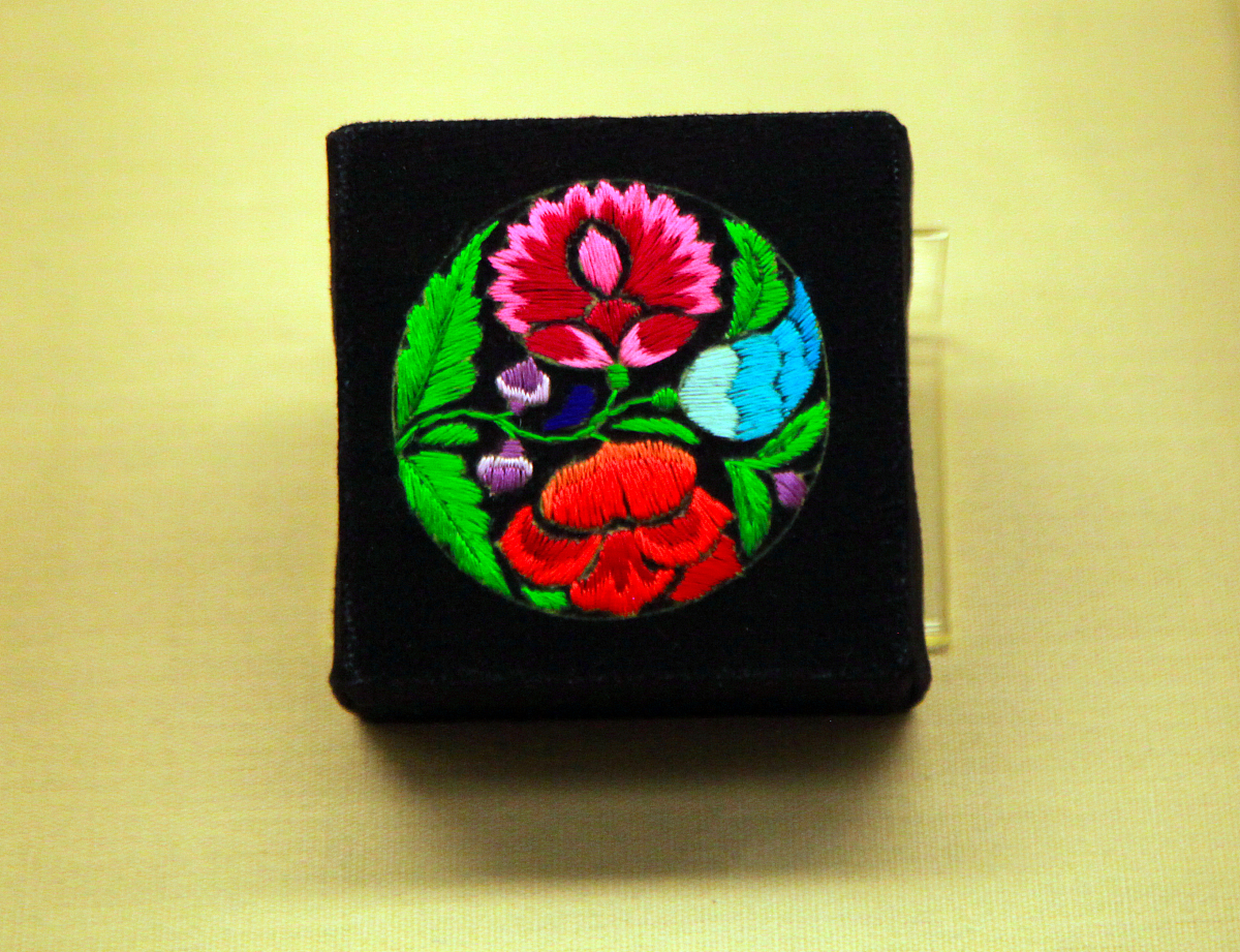 苗绣与绣球相结合