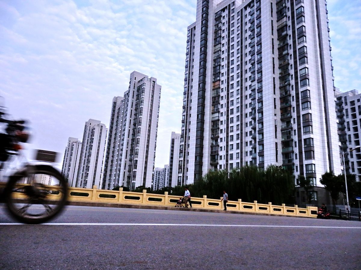 写一个房产类探房文案 三四百字