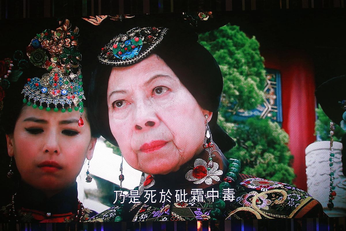 请问以下的演讲稿写一个结尾红楼梦演讲稿今天给各位分享贾母。先来简单介绍一下。贾母又名史老太君在贾府中备受尊敬被称为老太太或老祖宗。来自阿房宫三百里住不下金陵一个史的史家嫁给了荣国公贾源的长子贾代善成为了一品造命夫人贾府的最高统治者。贾母福寿双全子孙满堂但贾母生于盛世却逝于末世亲身经历了贾府被抄的巨大变故家族的破败使她痛不欲生最终在八十三岁时与世长辞整个贾家与其彻底陨落。许多人认为贾母每日在大观园里