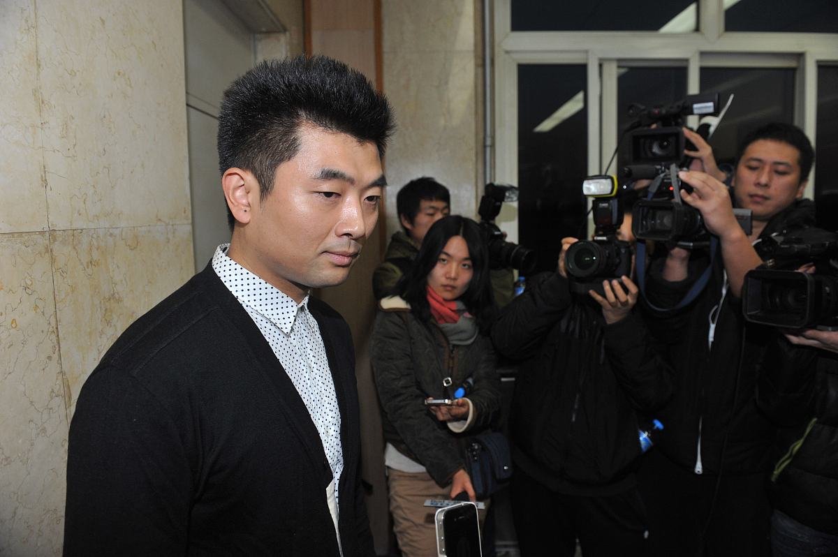 2012年11月19日,北京,黄晓明因拍戏骨折送进医院.***_***黄晓明的经纪