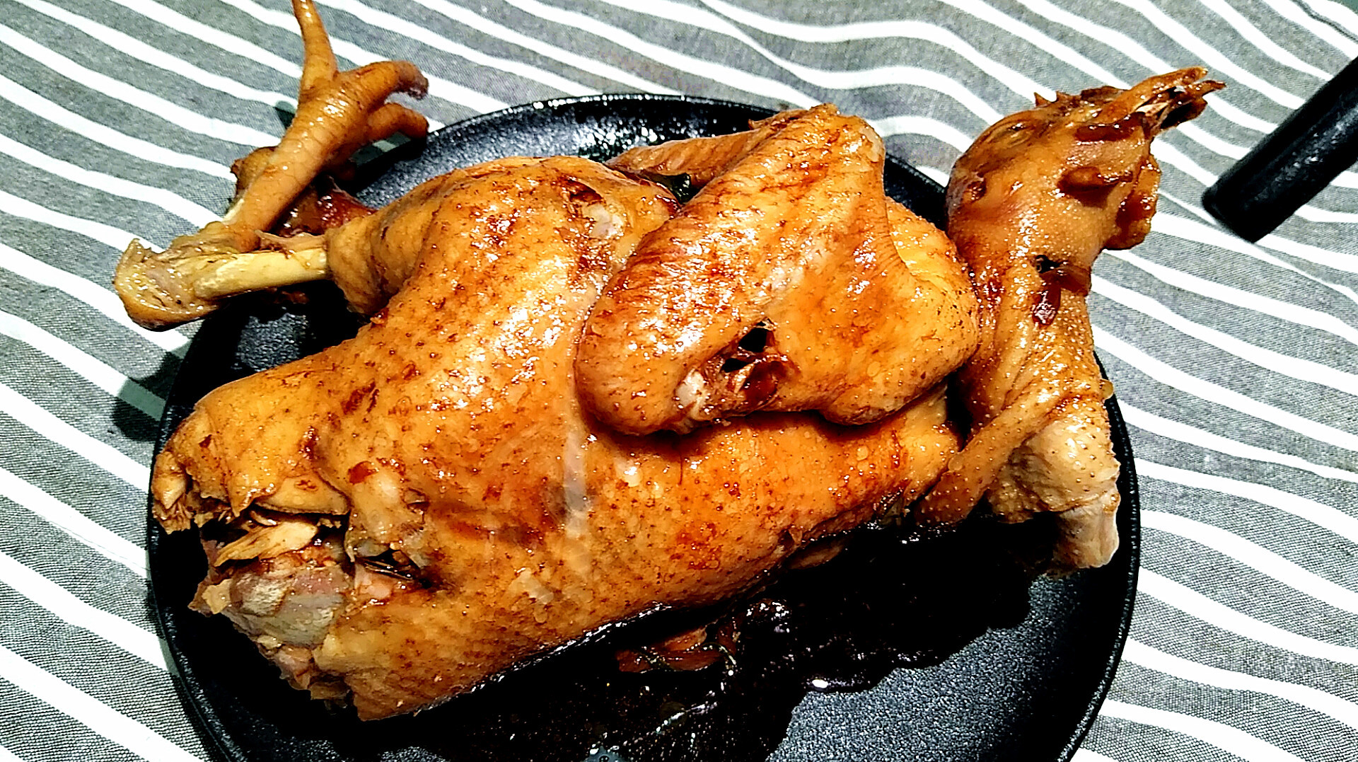 想吃烧鸡?教你一个最简单的方法,抹上酱油电饭煲一扔,出锅真香