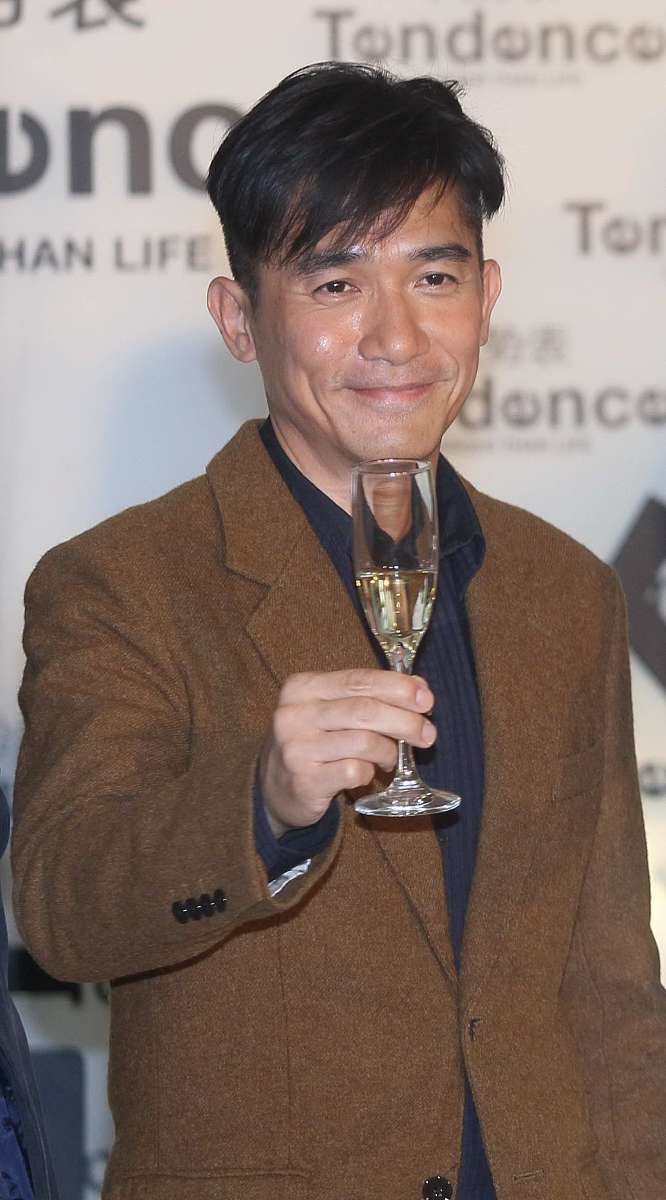 2011年11月3日,北京,明星代理的某著名腕表品牌在北京开店.***_***梁