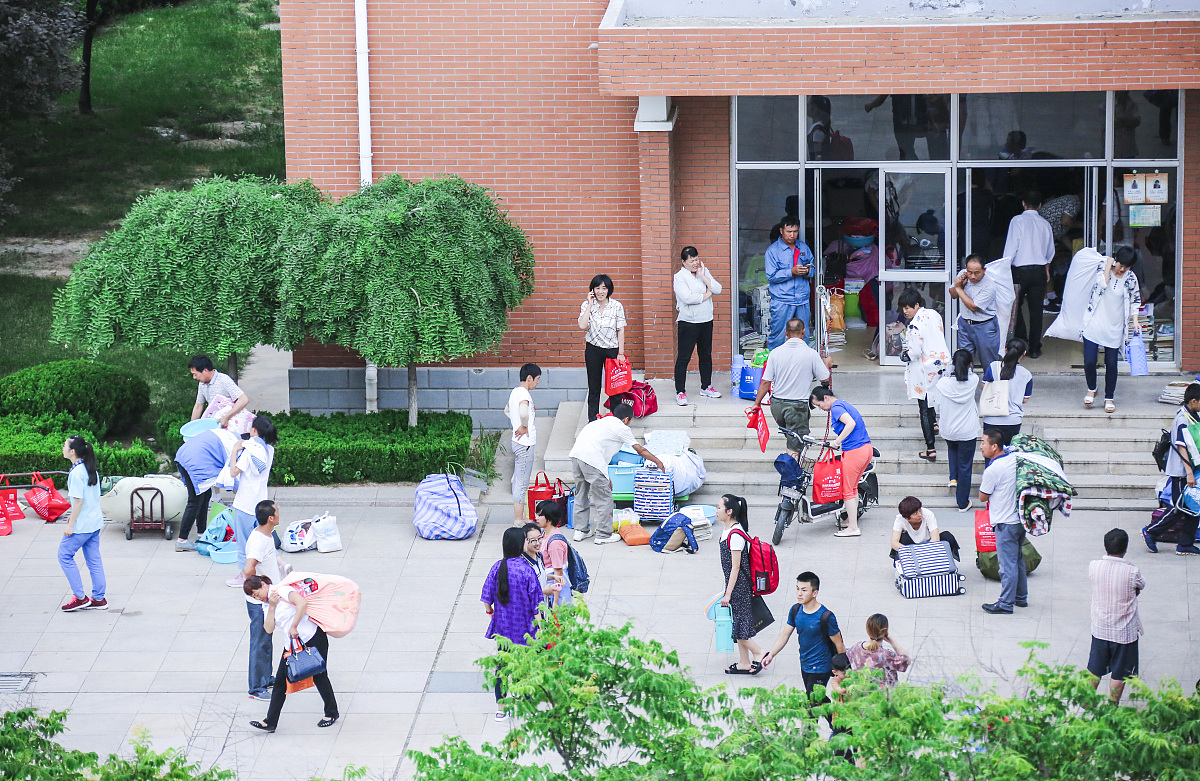 ***_***2018年6月8日,在山东滨州北镇中学,家长们在帮助住校生把行李