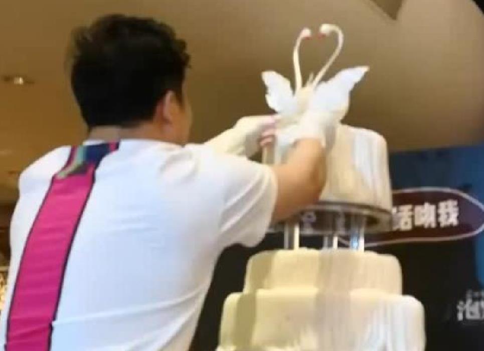 200万的蛋糕都是什么样的人去买?生日会上遇到奢侈蛋糕味道普通