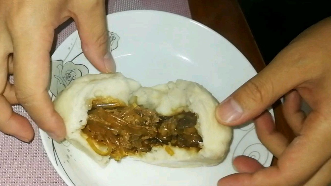 和面调馅到上锅蒸,每一步都非常详细,猪肉大葱粉条大包子,好吃
