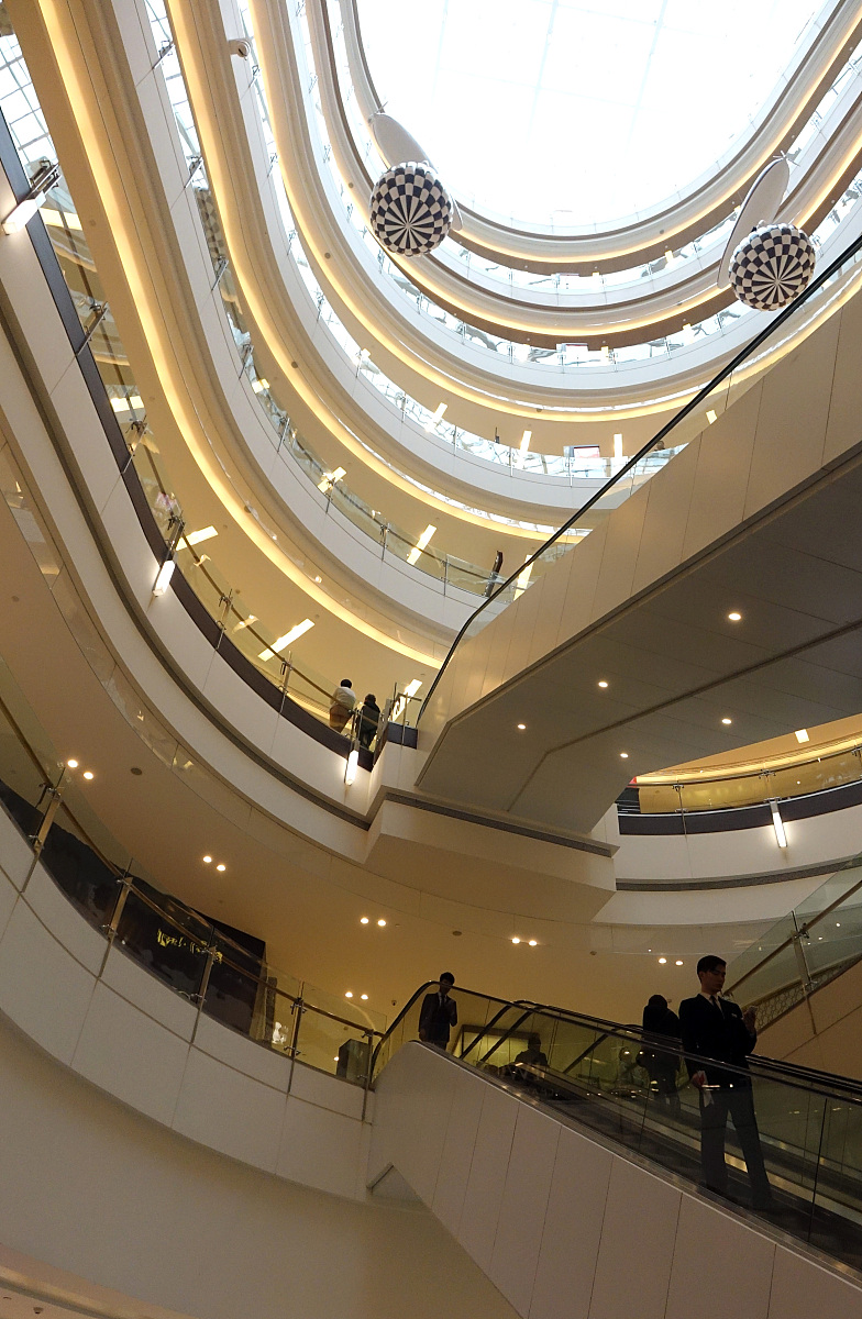 写一篇关于华润万家超市西安高新门店销售部经理岗位的主要工作内容不得抄袭。