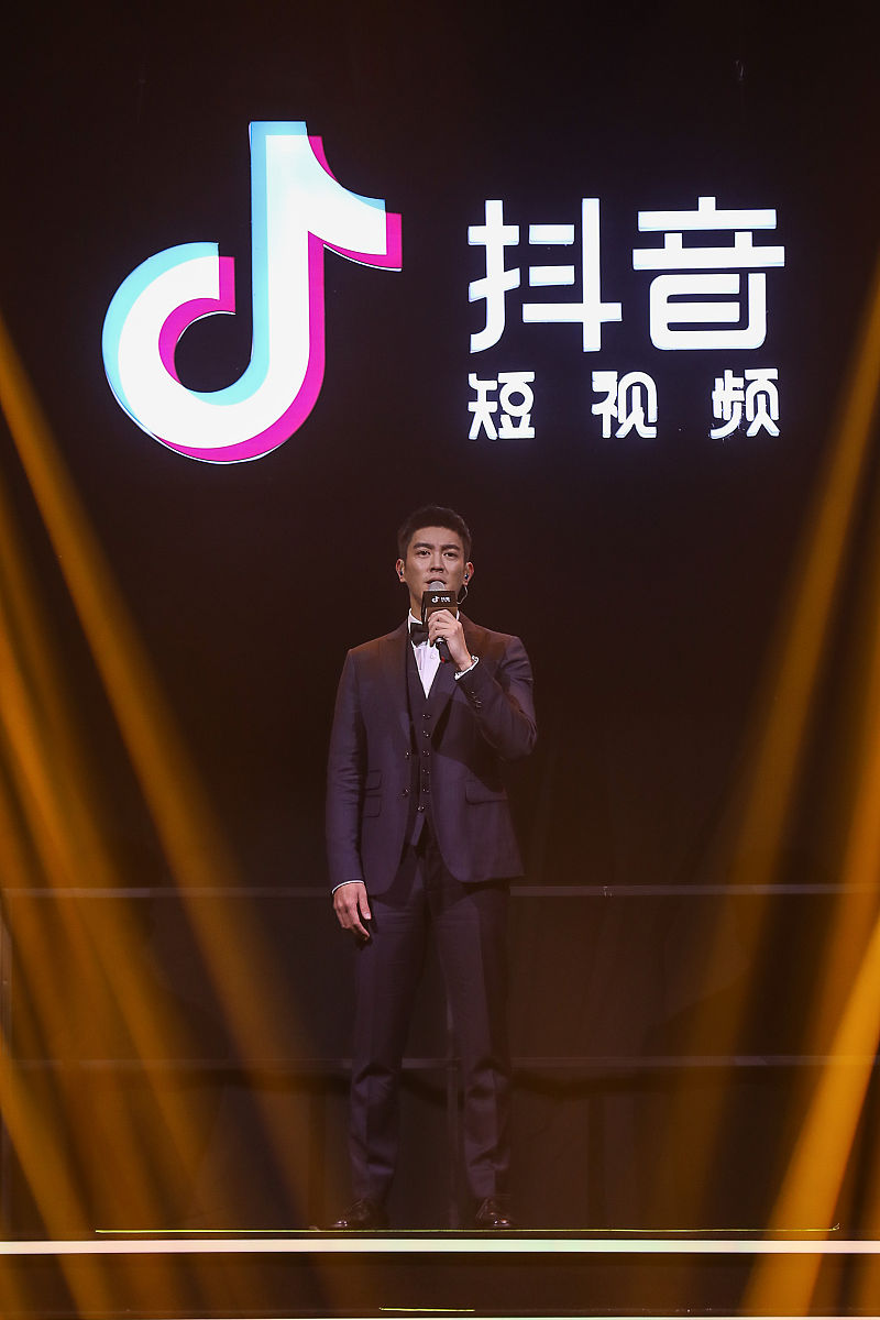 帮我写六十条二百字左右的抖音短视频口播内容文案跟买衣服或者卖衣服有关内容可以涉及短袖短裤连衣裙防晒衣裤子鞋子等服饰类相关内容