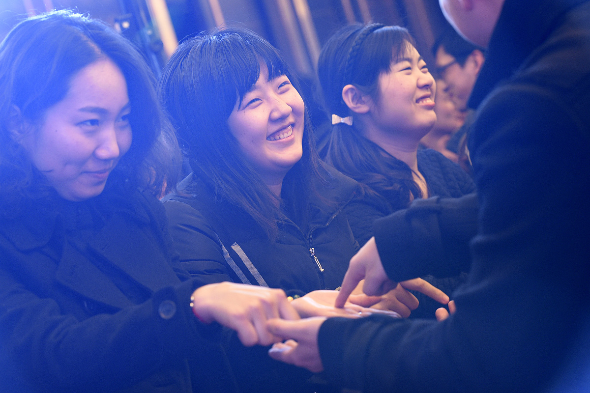 生成一段搞笑相亲的微信对话文案并且对话中可以出现衣服图片