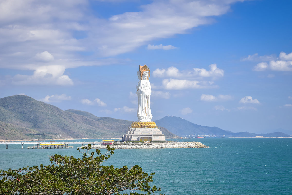 2019年1月18日,海南三亚南山文化旅游区,碧海蓝天映衬下的108米海上观