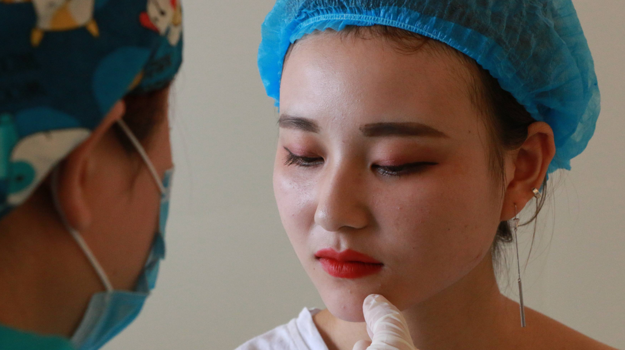 下巴上小颗粒到底是什么？原因有很多，尤其第一个，很多女性会犯