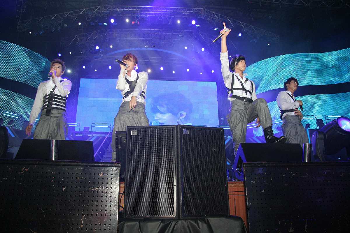 2009年4月11日,上海,飞轮海"想入飞飞世界巡回演唱会"在上海大舞台正