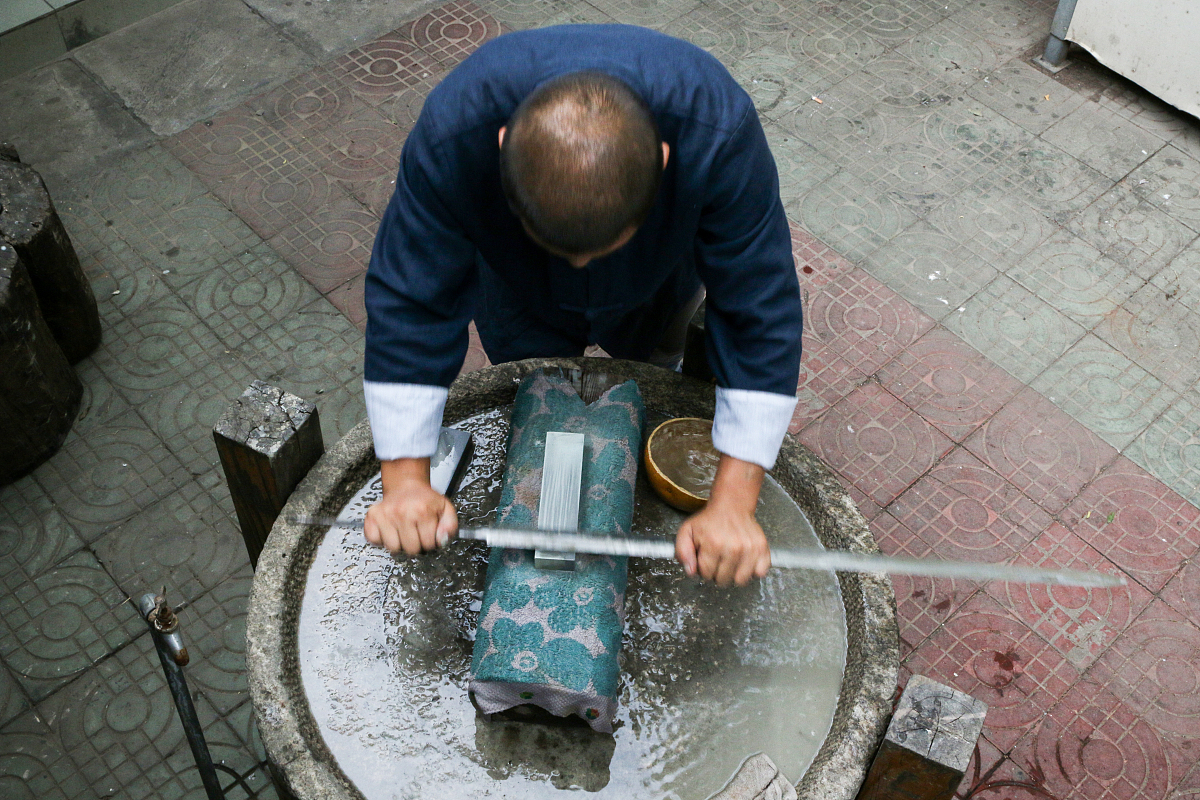 如何生动描写一把剑？