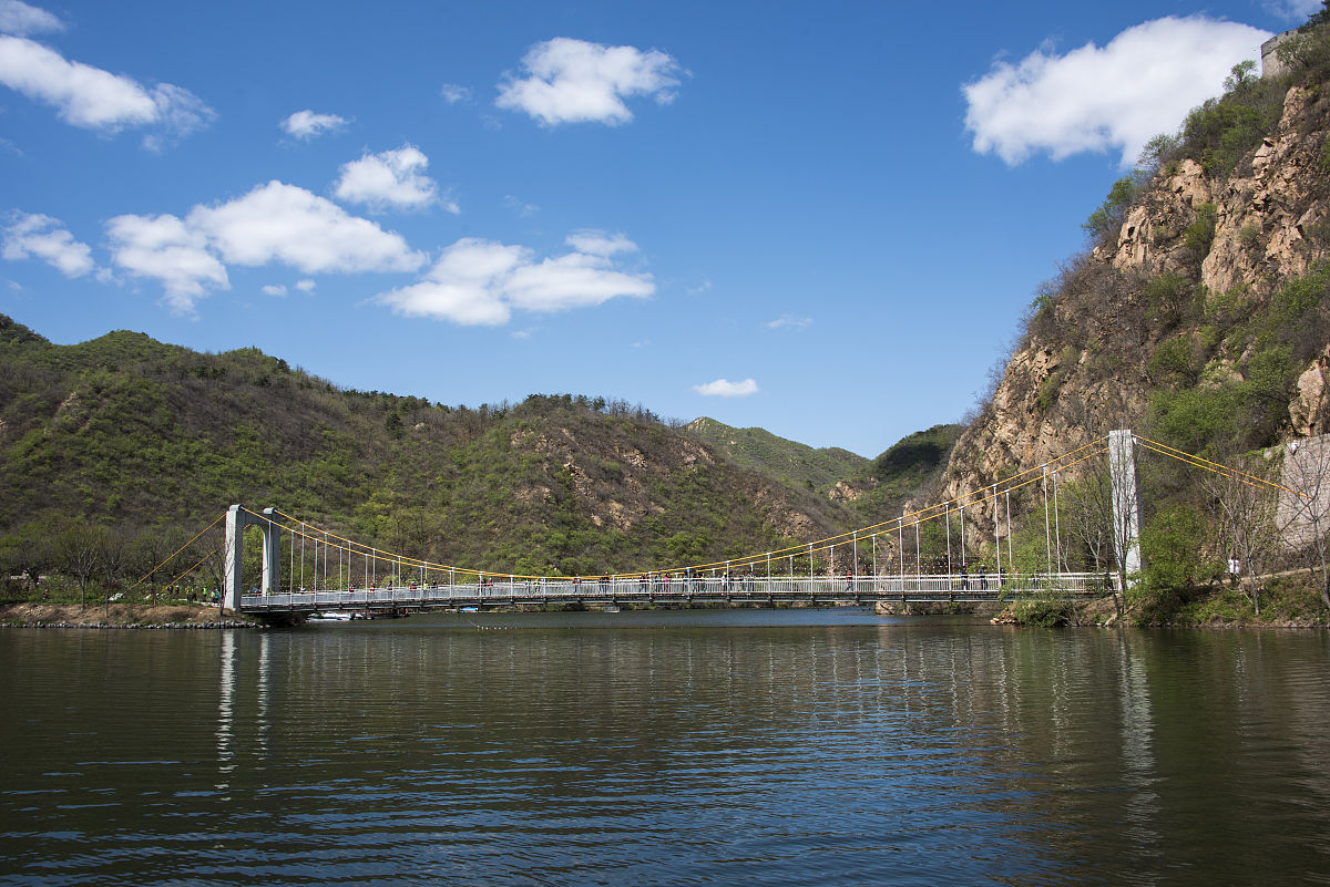 2019年4月25日,北京,雨后蓝天白云,怀柔水长城掩映在绿树碧草中,美似
