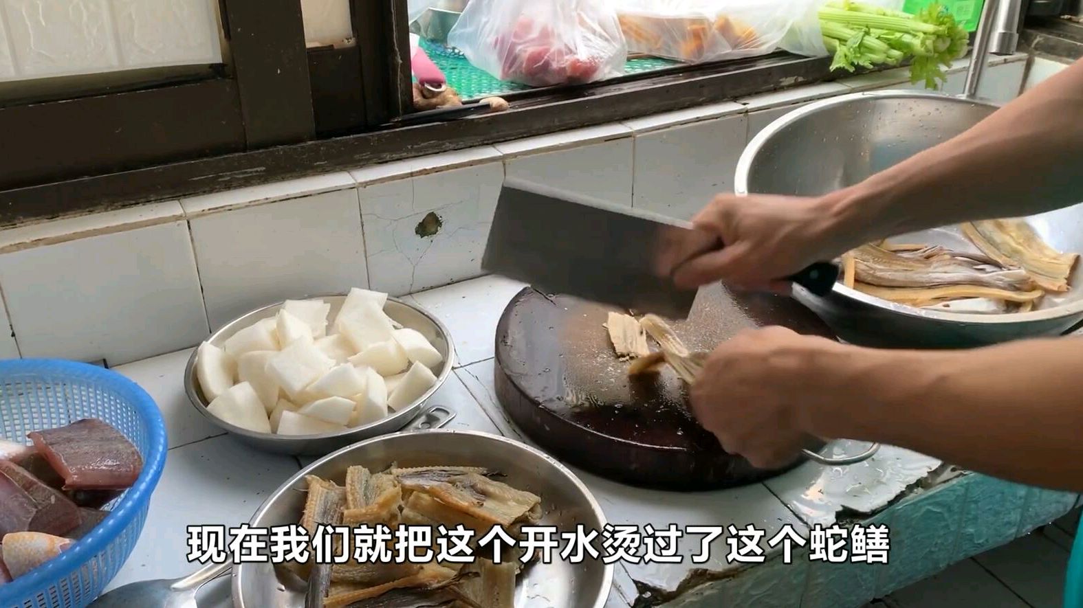 阿展用捉来的鱼货,亲自下厨做海鲜大餐,家里人都说实在太好吃了