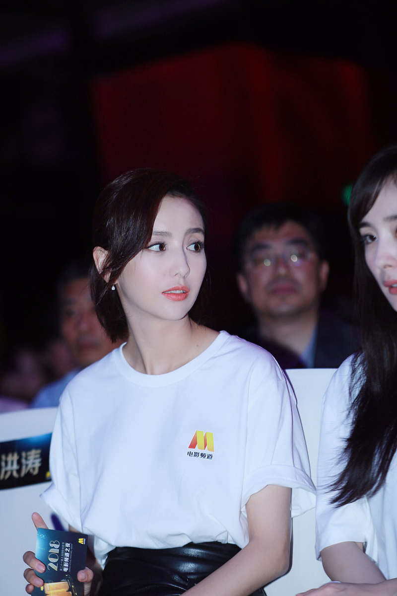 21届上海电影节:杨幂佟丽娅单白t依旧女神 亲密热聊放电