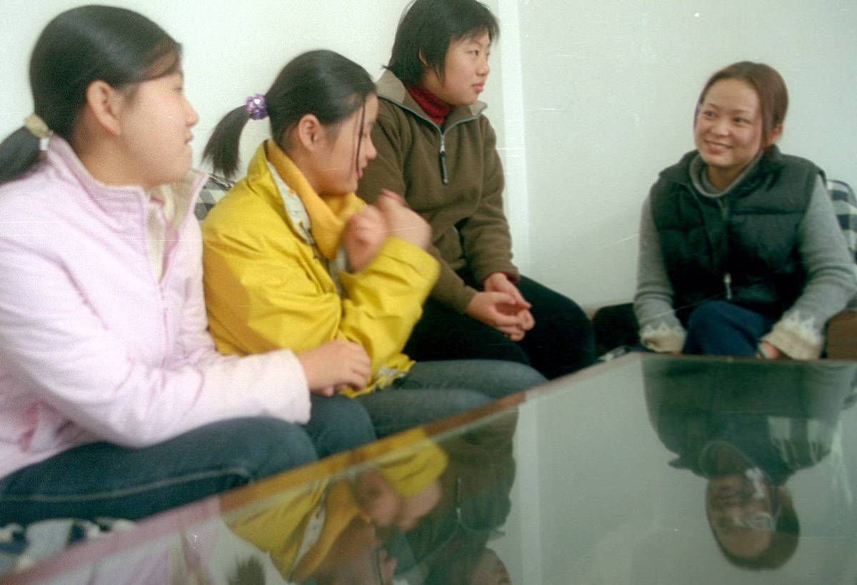 某社会工作服务机构派驻某农村地区开展专业社会工作服务社会工作者在前期需求评估中发现该村大部分中青年男子外出打工留守在村里的妇女不仅要承担农活而且要照顾孩子和老人。留守妇女中有些缺乏科学种植养殖技术难以增产增收；农忙时有些能够得到亲朋好友的帮助而大多数人只能独自承担；有些整日劳作无暇顾及孩子教育；个别妇女遇到性骚扰时倍感无助。村里也没有多少娱乐活动。繁重的劳作加上情感孤独严重影响到一些妇女的身心健康