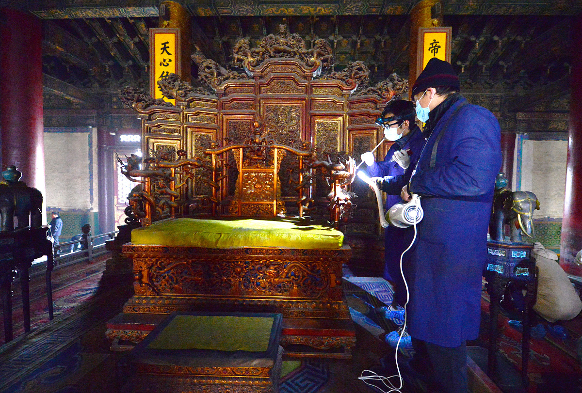 坤宁宫位于北京市东城区东华门街道北京故宫内处于故宫内廷中路为内廷后三宫之一建于明永乐十八年1420年清嘉庆三年1798年重修 。坤宁宫坐北面南面阔连廊九间进深三间屋顶为黄琉璃瓦重檐庑殿顶 。内部分为三个单元。明代坤宁宫为皇后寝宫又称中宫。清代坤宁宫改为萨满教祭祀的场所；并先后为康熙皇帝、同治皇帝、光绪皇帝举办大婚仪式还是末代皇帝溥仪举办婚礼的场所帮我用20字详细描述