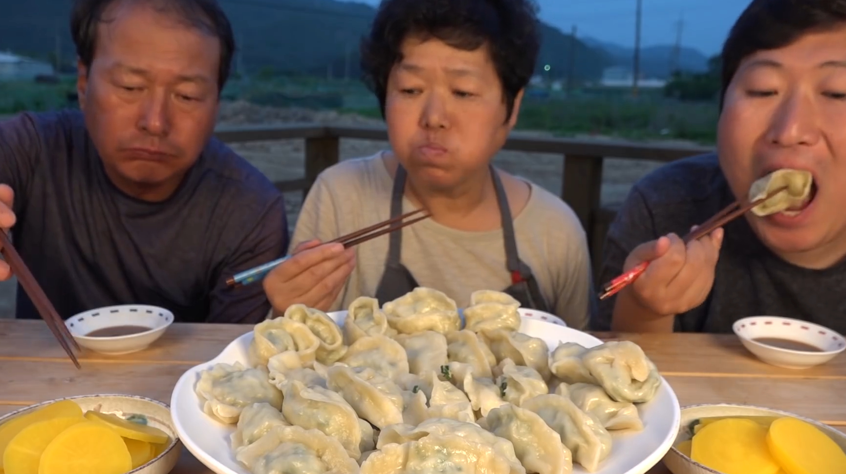 韩国农村一家包饺子,手法不忍直视,但儿子一口一个就知道有多香