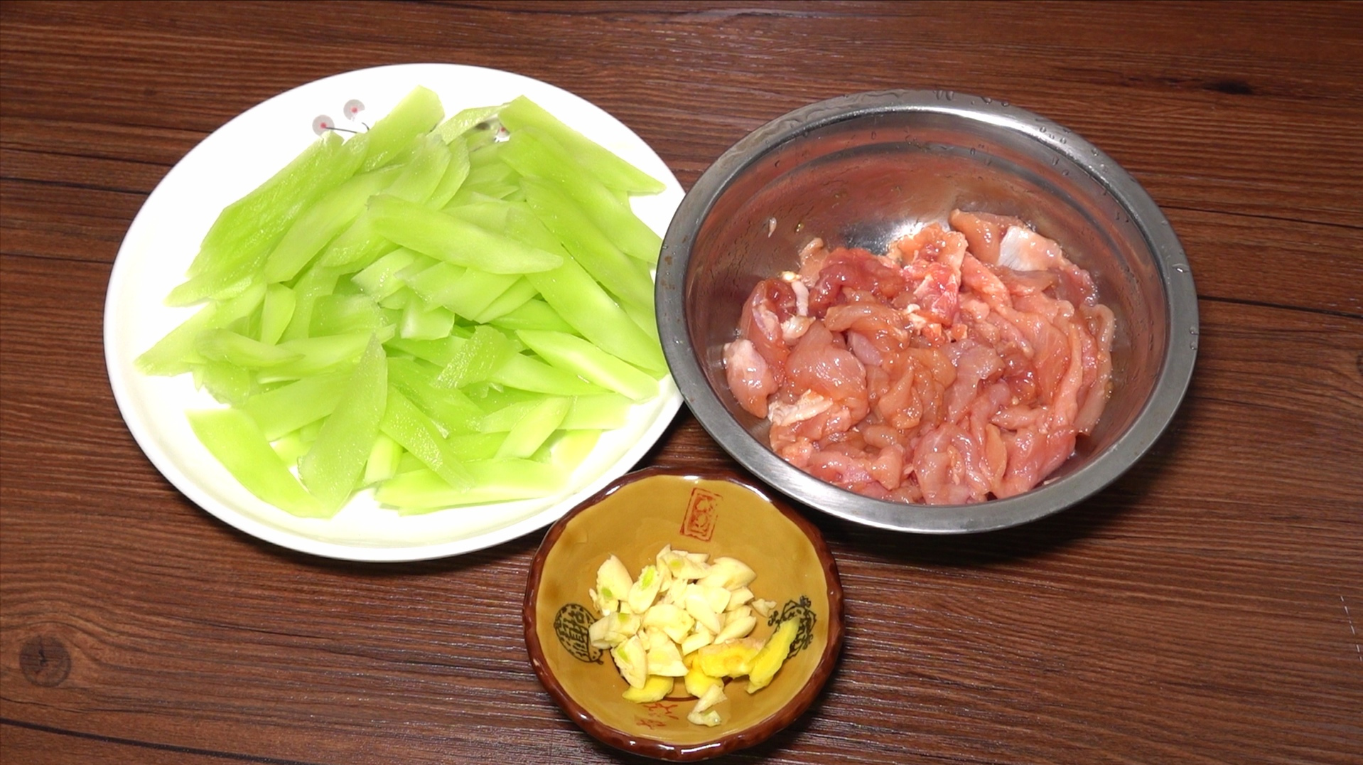 莴笋炒肉太香了,用料做法简单,出锅香味扑鼻,天天吃都不腻