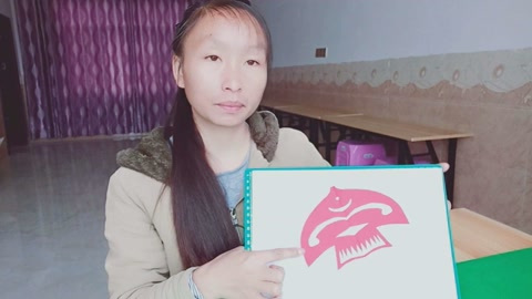 侗家妹手工剪纸,儿童剪纸入门教学视频:鱼 手工作品简单易学