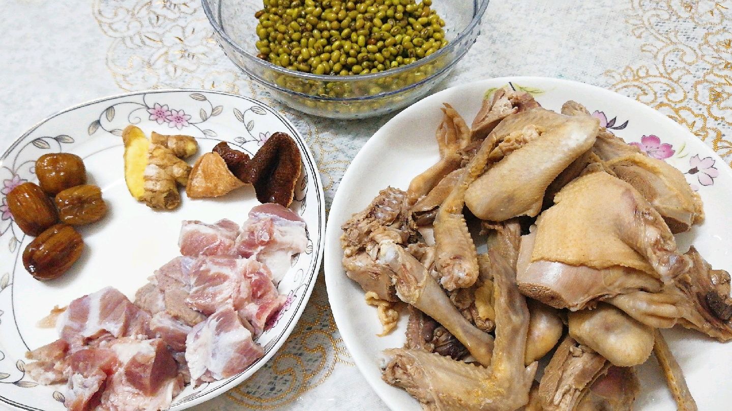广东最正宗的绿豆老鸽汤怎么煲?农村大姐教你这一招,一锅不够喝