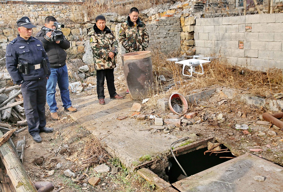 扩写一下 写成悬疑风格 最近山东聊城发生了一起盗窃案。间某报警称有人进入其家中偷走了一条裤子里面装有身份证、银行卡等重要物品。接到报警后民警迅速出警勘验现场并抓获了嫌疑人杨某。经过连夜的审讯杨某如实供述了自己盗窃和取现的事实并交代了藏匿赃物的地点。值得注意的是他将取出的8000元现金放在饮料罐里埋在了自家祖坟上。据了解受害人间某和嫌疑人杨某是朋友两人曾在交谈中透露了银行卡密码。目前犯罪嫌疑人杨某已