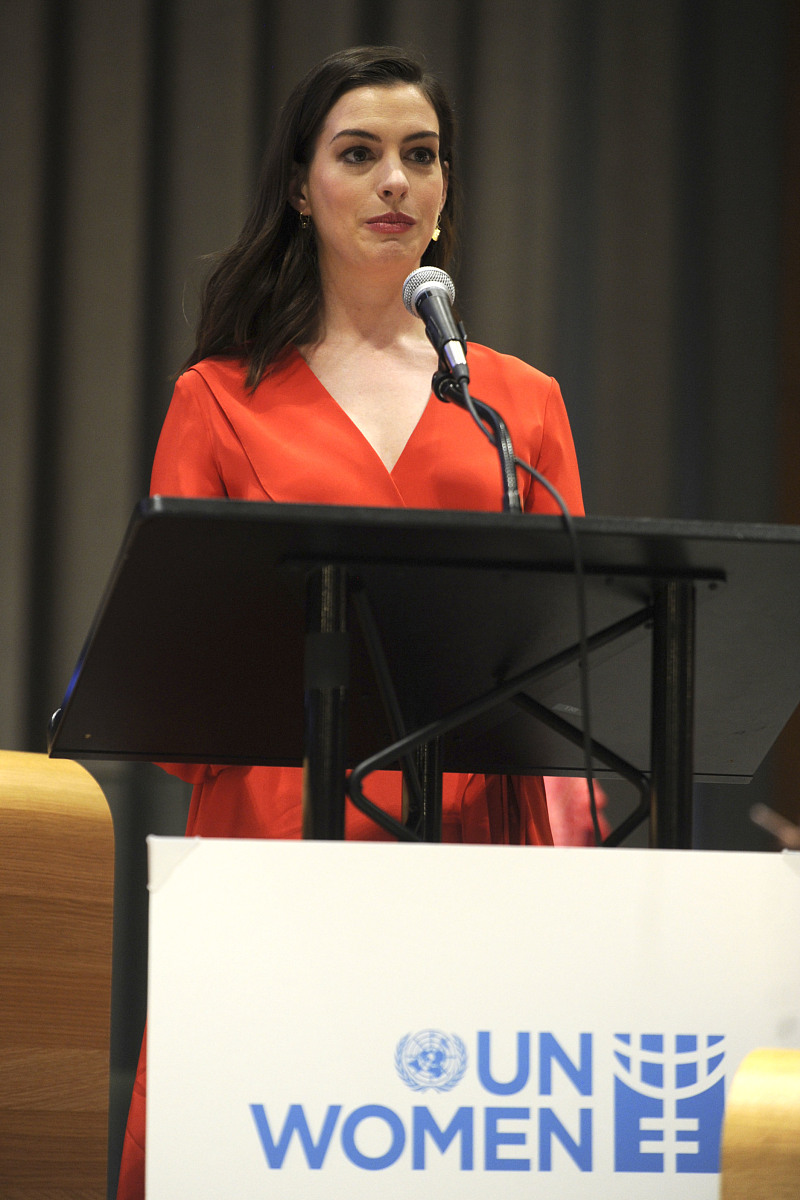 当地时间2017年3月8日,纽约,安妮·海瑟薇(anne hathaway)现身托管理