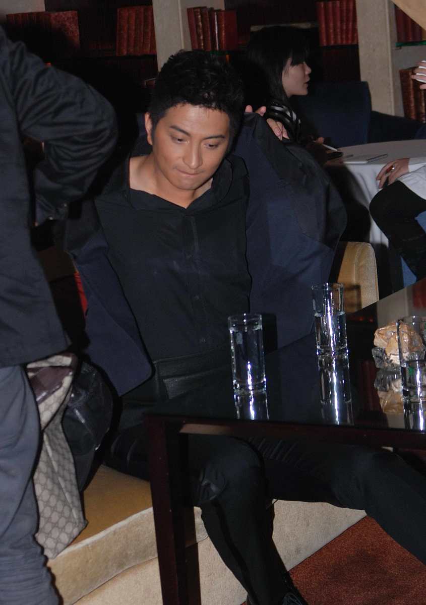 2008年10月14日,上海,快乐男生吉杰出席某活动前,到酒店书吧静静一人