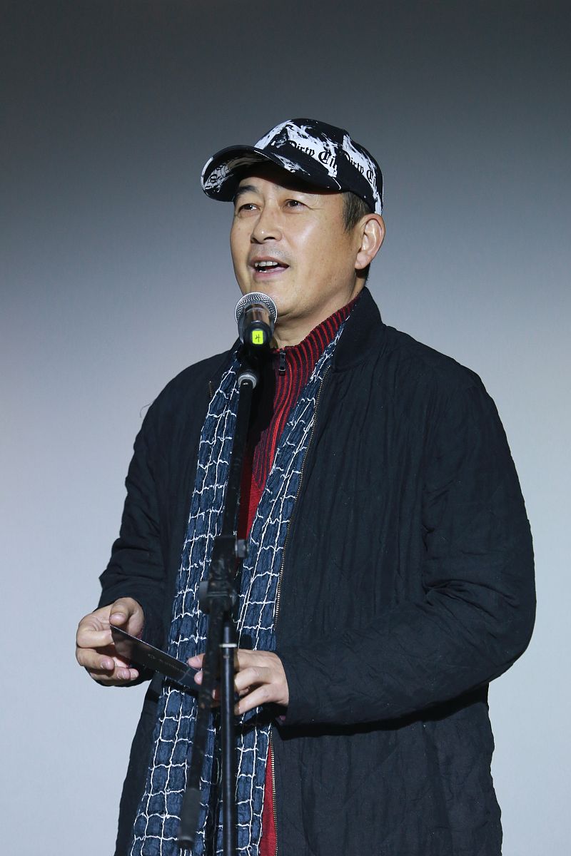 刀郎 - 中国摇滚歌手，代表作品《泪红了海》、《黄河谣》
