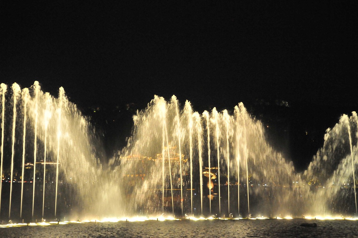 写一首表达冒险情绪的电子中文歌曲歌词表达的主题为自然。歌词结构为verse1、verse2、Pre-Chorus、chorus1、chorus2、verse3、verse4、Bridge、chorus3、chorus4结构完整性温度值为2。建议歌词结尾以lu押韵温度值为01。保证chorus1、chorus2、chorus3、chorus4歌词不重复此要求温度值为1。歌曲主题、歌曲名、歌词与你的历