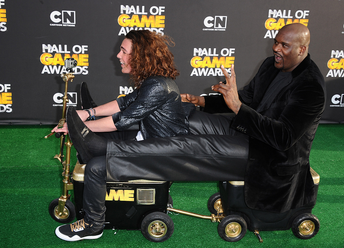 玩开餐厅的游戏，可是目前餐厅经理及服务员只设了三个岗位