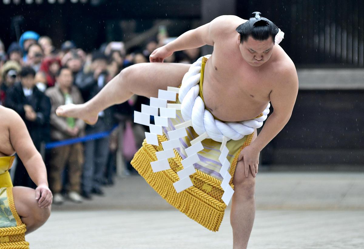 2014年1月8日,东京明治神宫,蒙古出生的相扑冠军yokozuna hakuho参加
