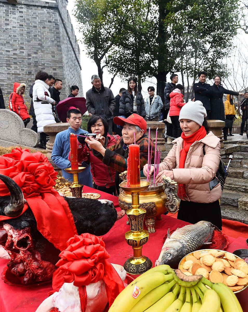 送终客家传统习俗认为凡人年在六十虚岁以上因老、病而死的都算寿终称之为喜寿也就是人们通常所说的白喜事。对于这种正常死亡家人在心理上、物质上早有准备儿女子孙都要在死者临终前日夜守候跪在跟前聆听遗嘱哭泣尽哀并烧纸祷拜死者升天是谓送终。老人临终之际便将事先做好的寿衣给老人穿上称着寿衣。过去有上六下四之说即上身穿六件衣服下身穿四件裤子人一断气子女立即烧纸钱、焚纸轿放声悲哭是谓送终同时还要赶往亲友家中报丧。