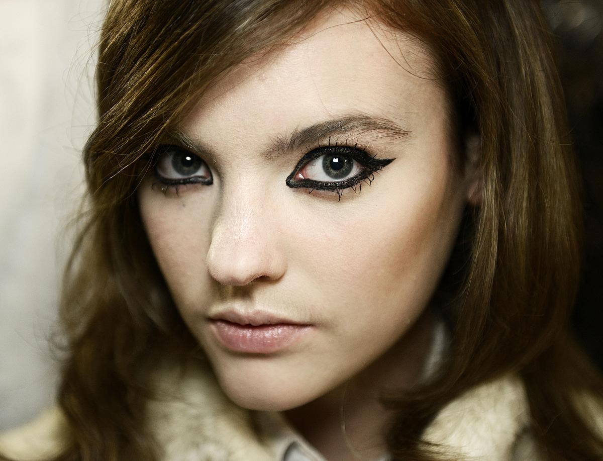 话一个人：特征：棕色的瞳孔淡黄色的头发死亡芭比色的嘴唇瓜子脸金凤嘴