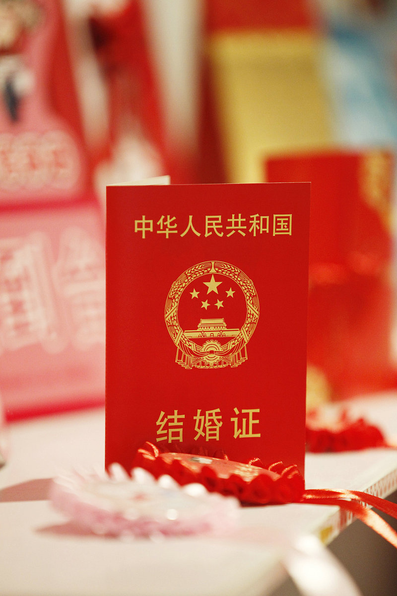 假如你现在是一名文学家下面的文字是婚礼请柬中的文字请你体会其中的含义与语境使用歌词、诗歌、书中的句子进行改写。人世间万物不如你爱的目光是你唯一的确定是你想牵着你的手在汹涌的人潮里来一场爱情的奇遇你是最小确幸的生活见证我们的幸福时光匆忙但我爱你会缓慢地、长久地一生很短但我给你的快乐是漫长的无尽的爱意遇到你三餐·四季独自走过苍苍莽莽与你同行才有了光