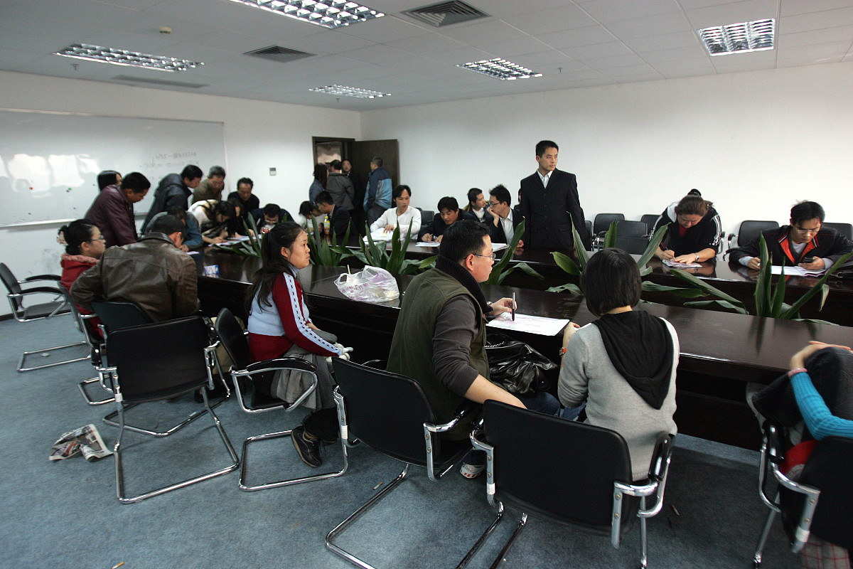 2008年 1月 22日 , 创 辉 在 深圳 公司 总部 , 每天 有 许多 客户 前