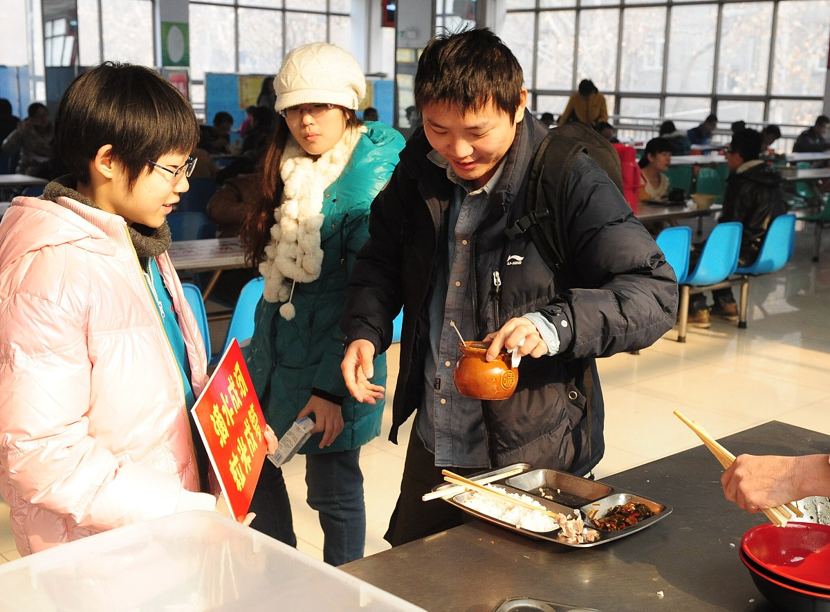 我们根据大学生在食堂消费的总额度、平均消费、有效次数和饮食种类这四个指标加权打分然后排序得出贫困学生并以比例分配的方法为贫困生发放资助金除此以外我们还根据这几个指标计算了学生之间的相似度最终将数据中的学生分为三类分析了他们三年的各指标变化。请你想出我们模型的模型假设不少于5条且每条不少于50字