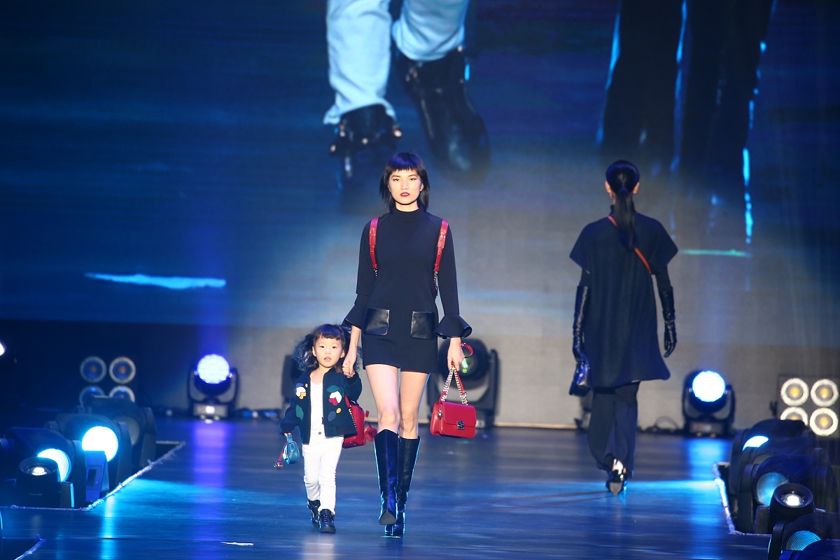 2016年10月23日,上海,天猫"全球潮流盛典".***_***超模辣妈李丹妮携女