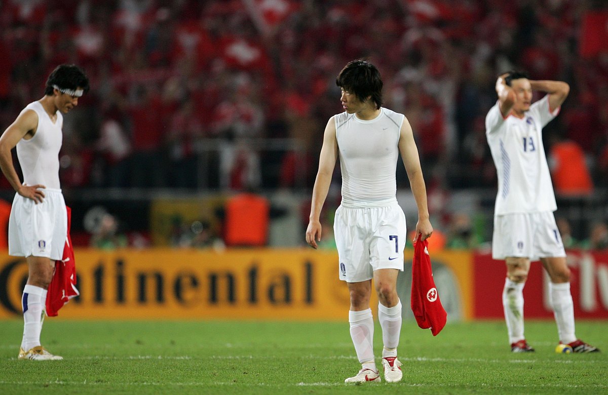 2006年6月23日,世界杯g组,瑞士2-0战胜韩国.沮丧的韩国队员  hanover,