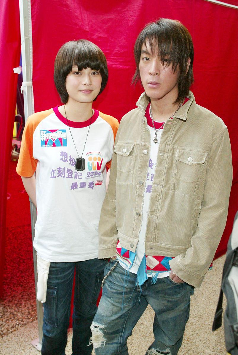2004年4月3日,香港电台举办立法会投票宣传活动,众明星参加.  +++_+++