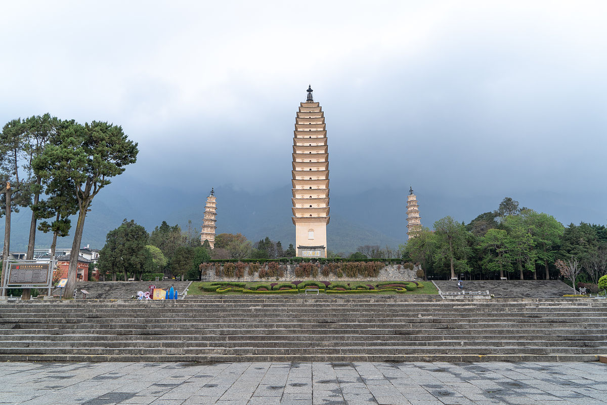 玩转彩云之南：超详细云南旅游攻略PPT模板