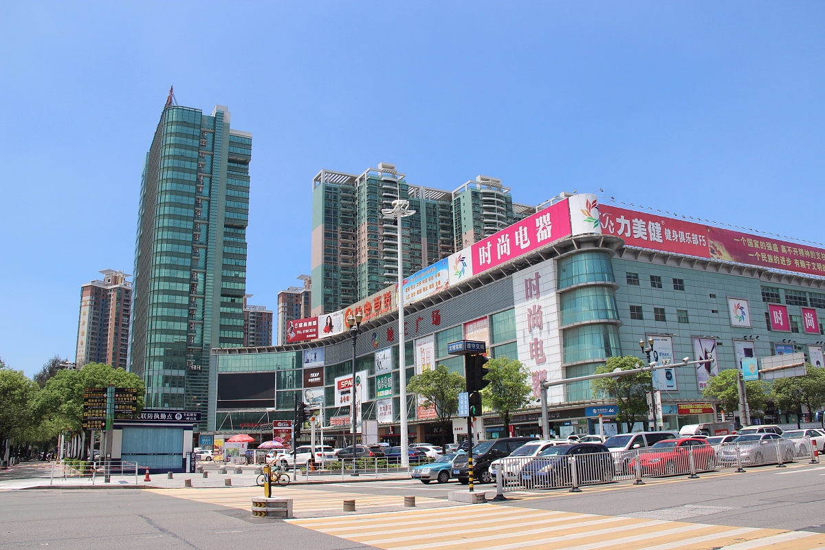 ***_***2017年6月11日,广东省东莞市长安镇德政中路,当地的商场,写字