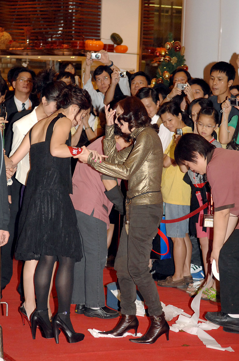 2006年11月12日,香港,twins参加一大型购物商场圣诞亮灯仪式.一对可爱