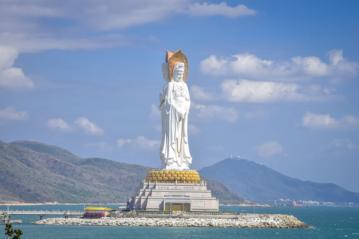 2019年1月18日,海南三亚南山文化旅游区,碧海蓝天映衬下的108米海上观
