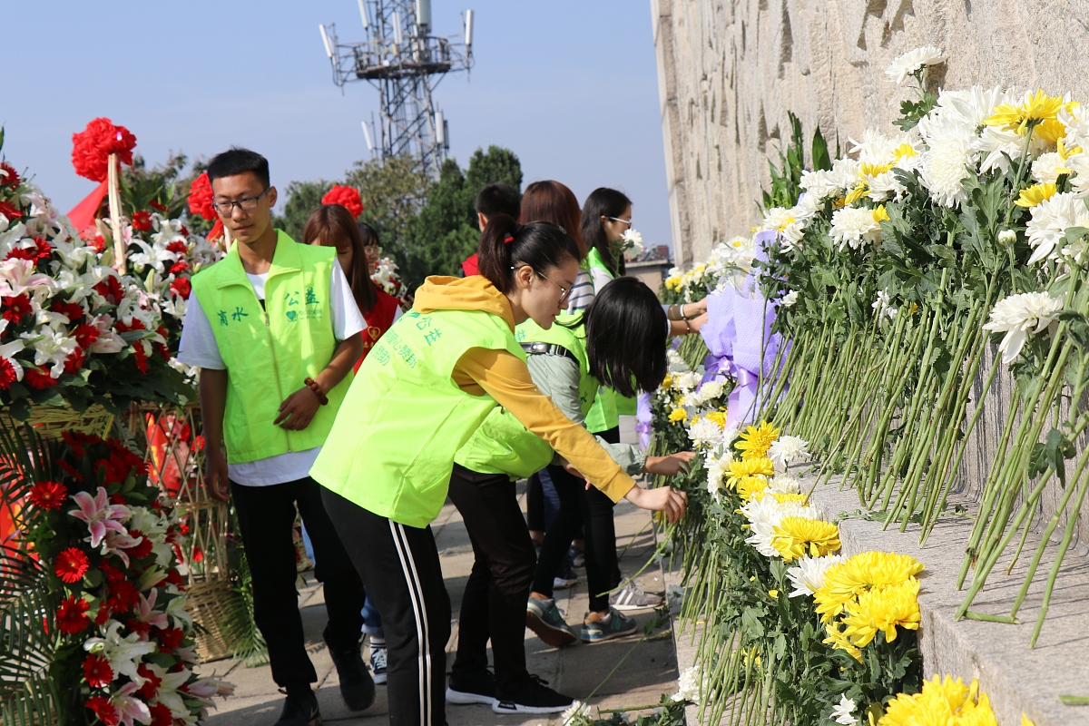清明太忙五一去拜山写一首诗表达对先人的悼念之情