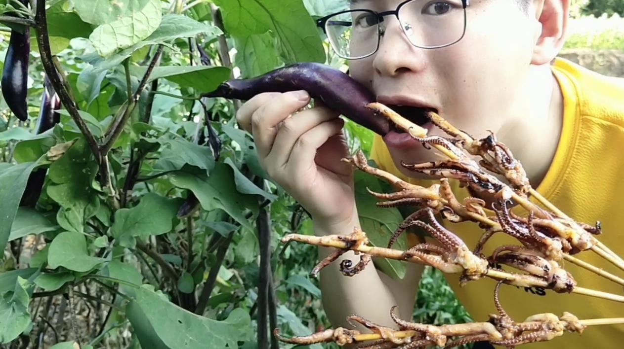 眼镜哥户外油炸鱿鱼须,一串串好馋人,肉香味美环境好