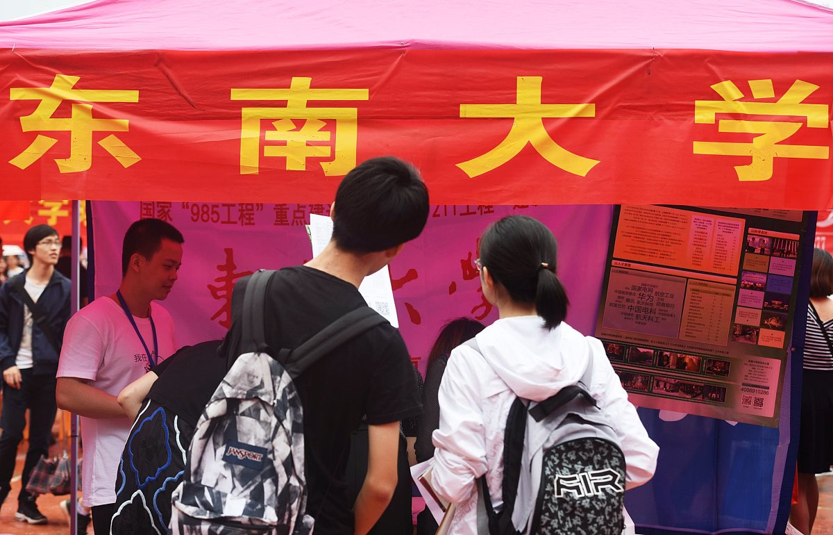 写一段欢迎家长大学新生入学的欢迎词