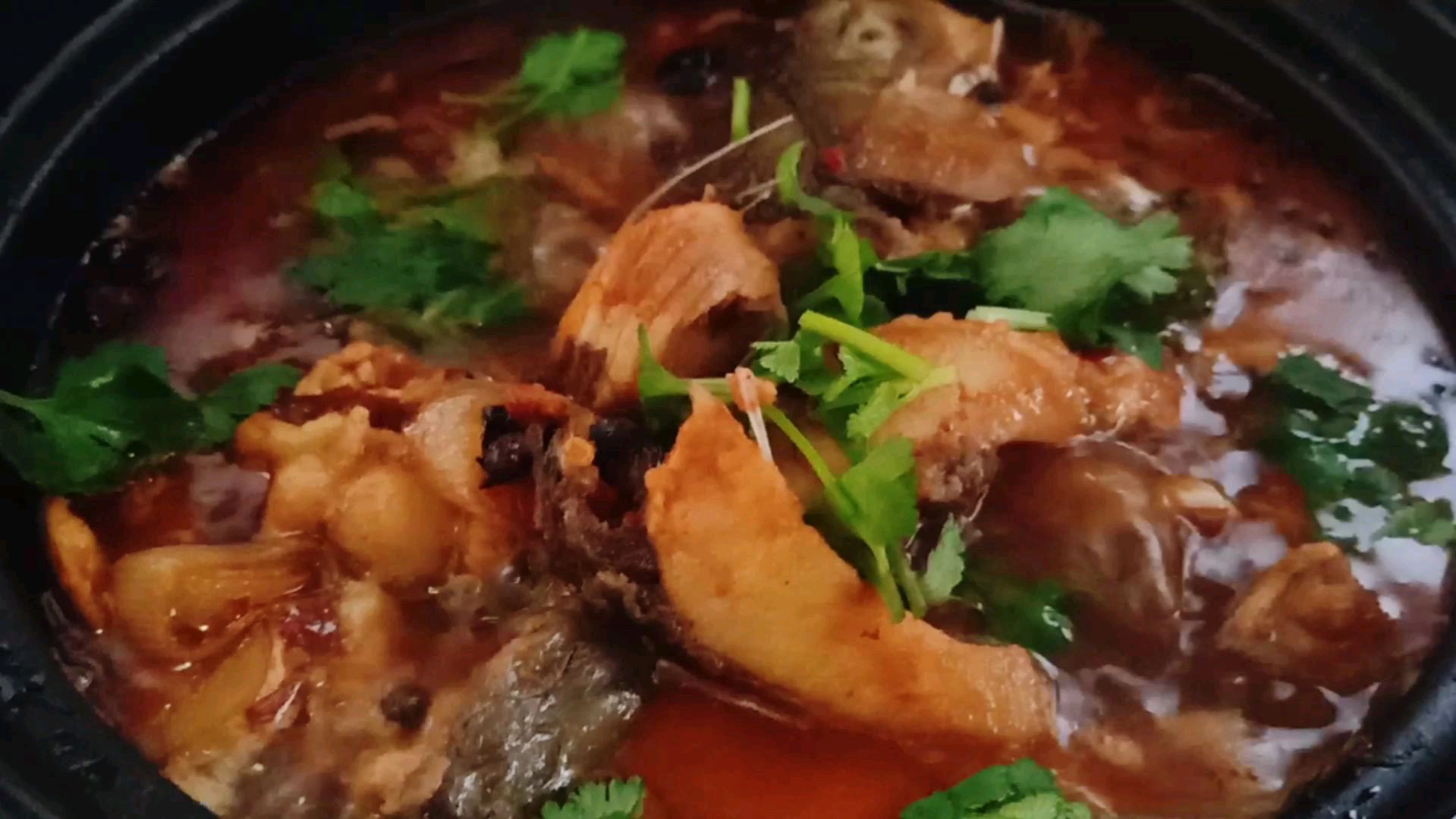 千炖豆腐万炖鱼,鱼和豆腐这样做太美味了,豆腐口感劲道鱼味浓香