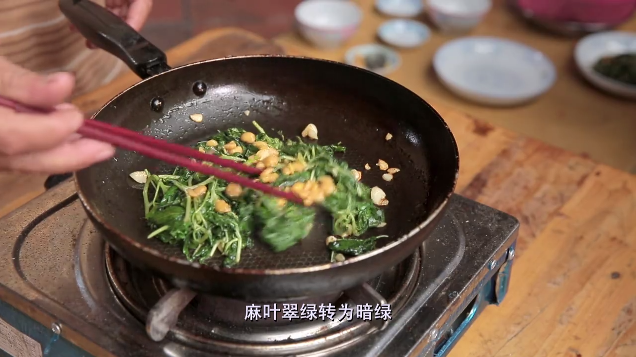 要想将麻叶做好,去除苦涩味是首位!关于这点潮汕人有独特的办法