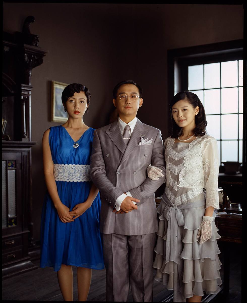2004年11月23日,黄磊,大s(右1,2)主演的电视剧版《夜半歌声》近日在北
